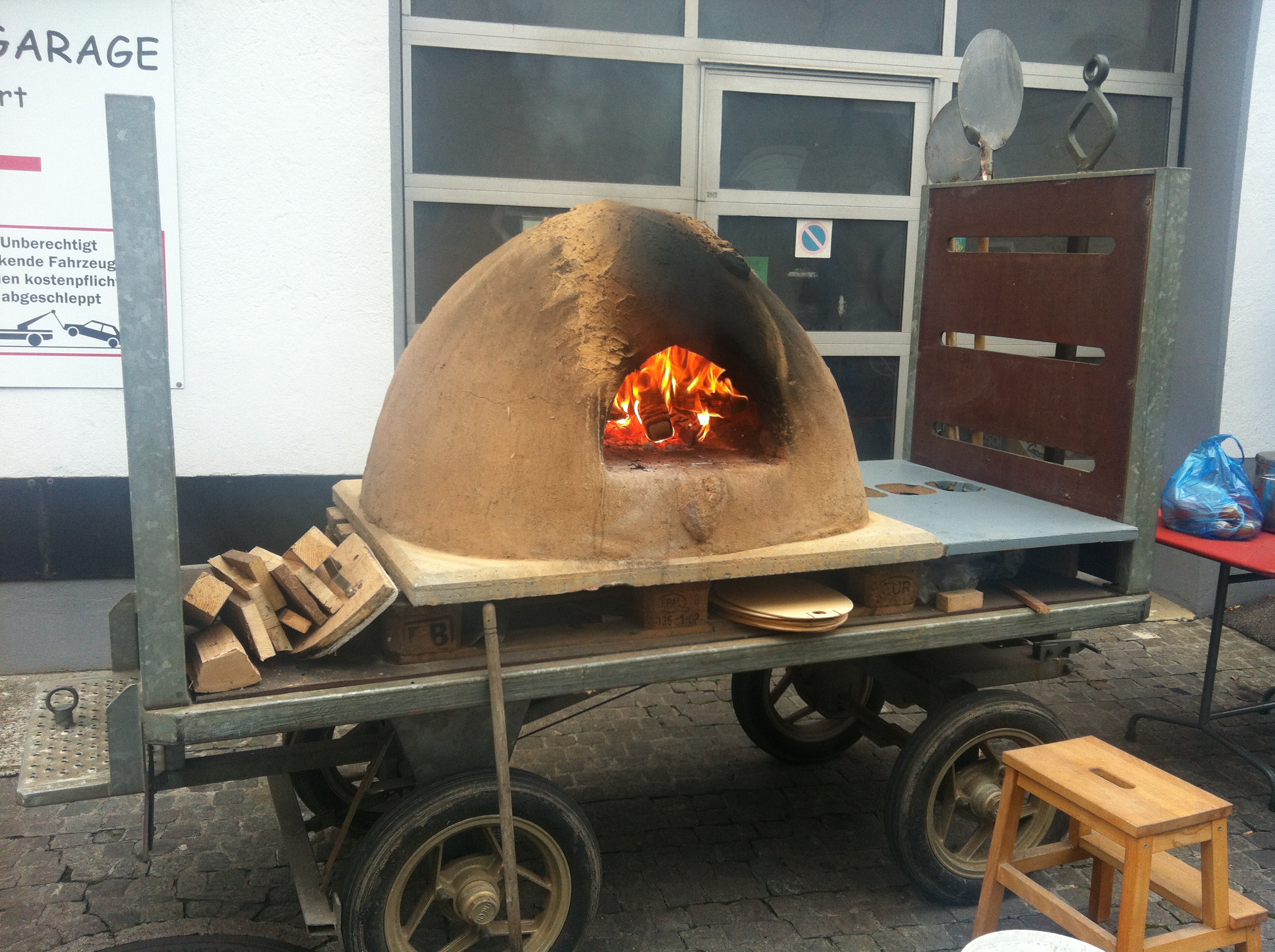 Das Pizzamobile am 1.12.2013 in Betrieb - neu ohne Ofenrohr