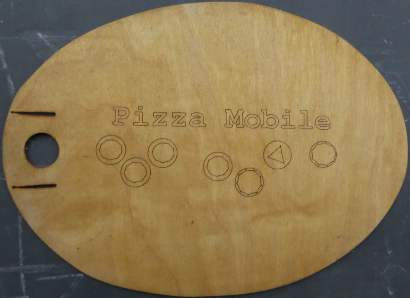 Holzbrett mit der Aufschrift "pizza Mobile" für den Service von Pizza